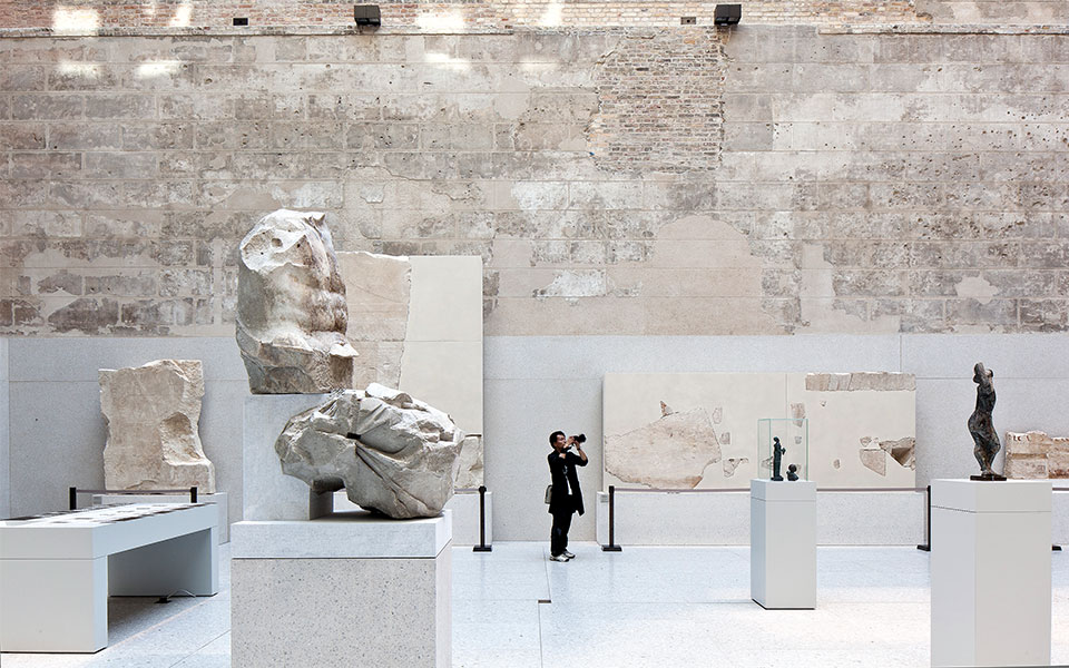 Ντέιβιντ Άλαν Τσίπερφιλντ: «Στην Αθήνα συναντάς ακόμα γειτονιές. Μου αρέσει!»-4