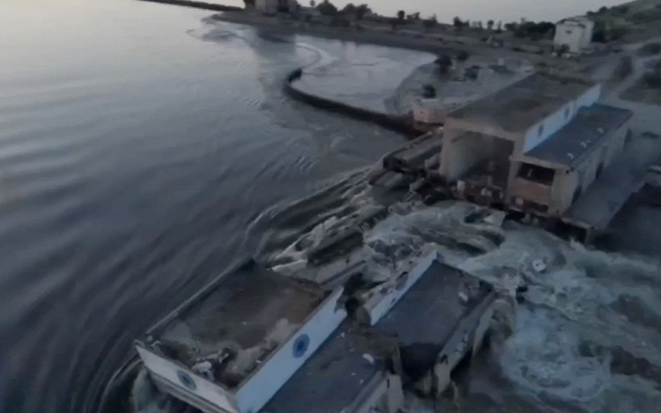 Ουκρανία: Ανατινάχθηκε το φράγμα του Δνείπερου στη Νόβα Καχόφκα (βίντεο)-1