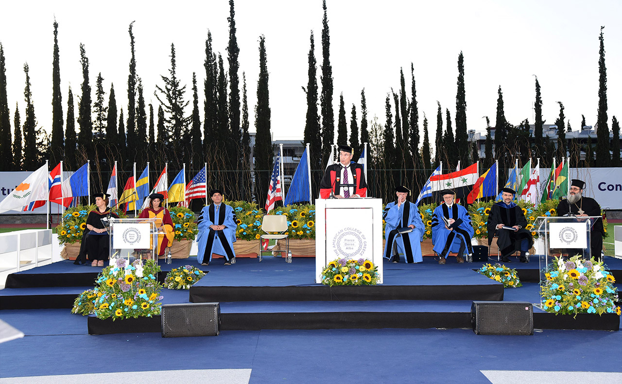 Γιορτάζοντας 100 χρόνια λειτουργίας του Aμερικανικού Κολλεγίου Ελλάδος στην πρώτη κοινή τελετή αποφοίτησης των μεταπτυχιακών φοιτητών-1