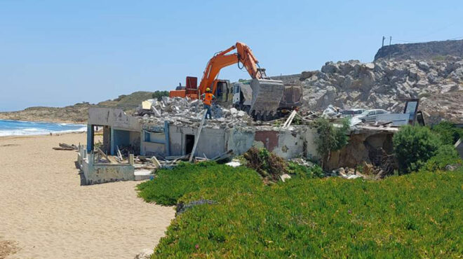 μπουλντόζες-κολλημένες-στη-γραφειοκ-562485517