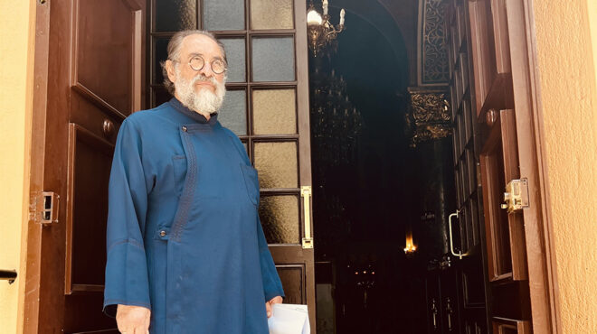 πατήρ-αλέξανδρος-στην-κ-ο-ιερέας-που-562479937