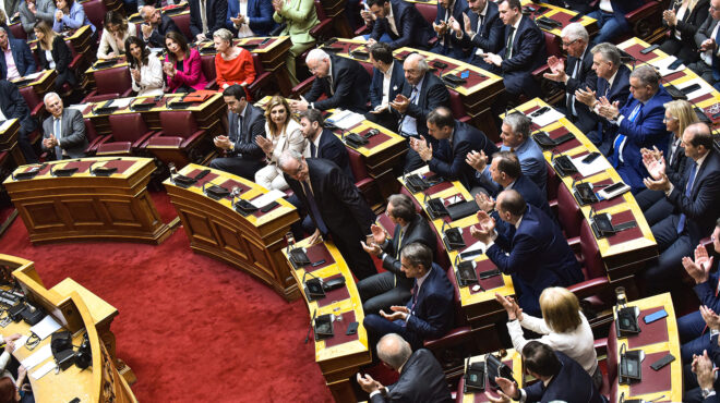 κερδίζει-έδρα-το-κκε-και-χάνει-μία-ο-συρ-562499602