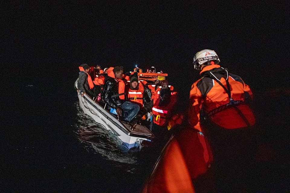 Aνθρωποι κλειδωμένοι σε αμπάρια, χωρίς τρόπο διαφυγής-3