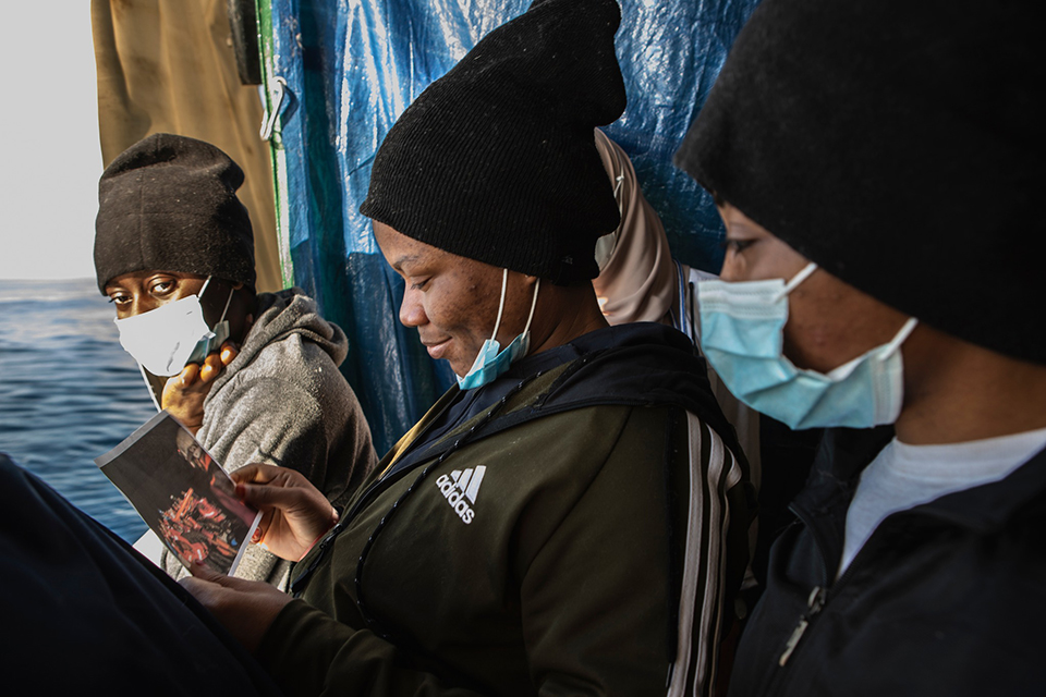 Aνθρωποι κλειδωμένοι σε αμπάρια, χωρίς τρόπο διαφυγής-4