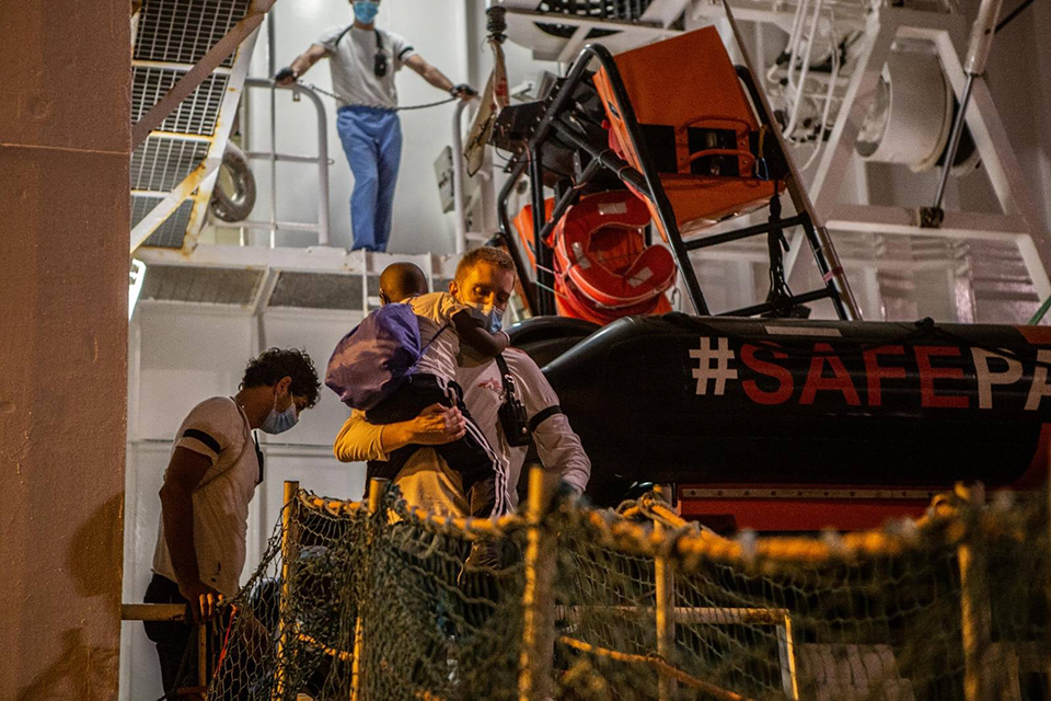 Aνθρωποι κλειδωμένοι σε αμπάρια, χωρίς τρόπο διαφυγής-2
