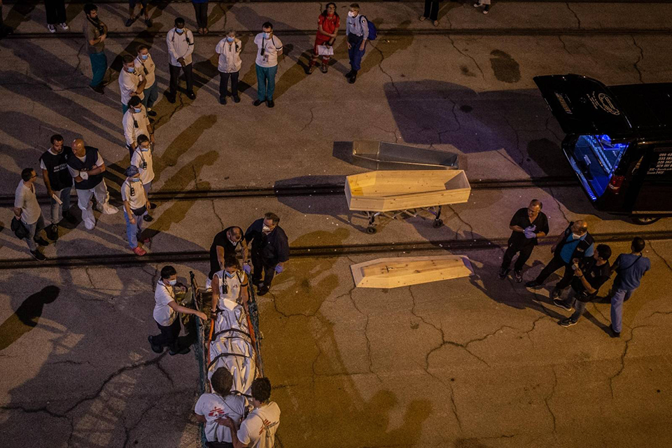 Aνθρωποι κλειδωμένοι σε αμπάρια, χωρίς τρόπο διαφυγής-1