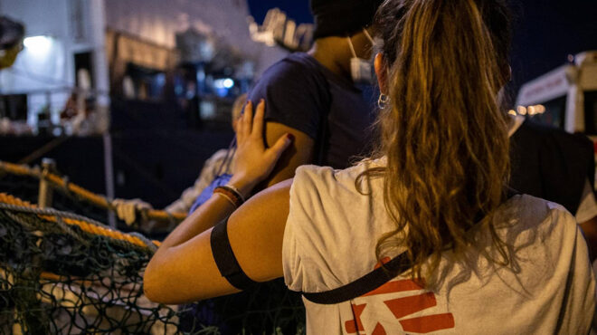 aνθρωποι-κλειδωμένοι-σε-αμπάρια-χωρίς-562471939