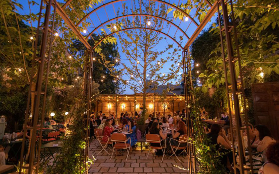 οι-αυλές-των-αθηνών-φαγητό-και-ποτό-στι-562464769