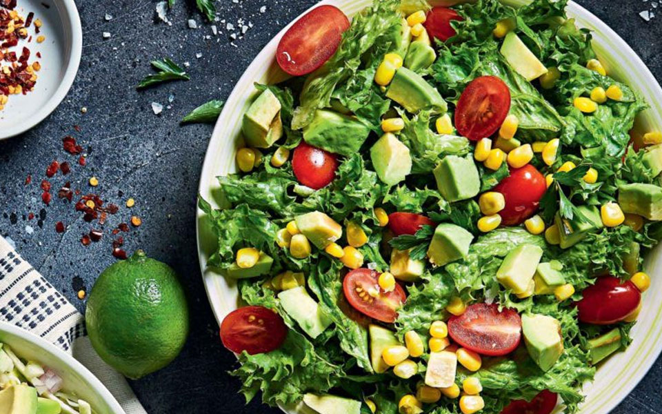 πράσινη-σαλάτα-με-αβοκάντο-καλαμπόκι-562456309