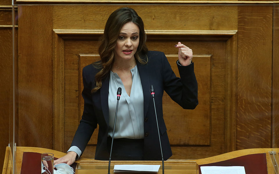 εφη-αχτσιόγλου-σκηνές-562462042