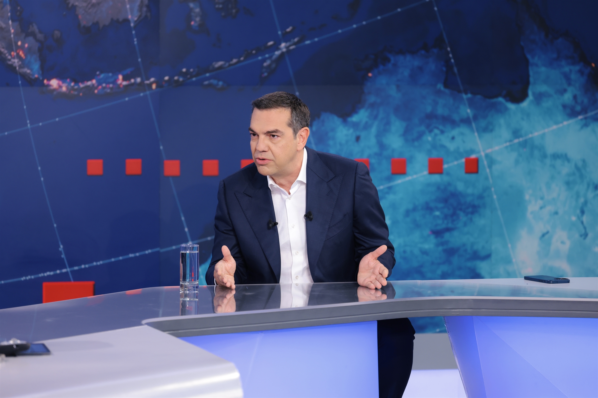 αλέξης-τσίπρας-στην-κ-θα-περάσουν-δε-562460818