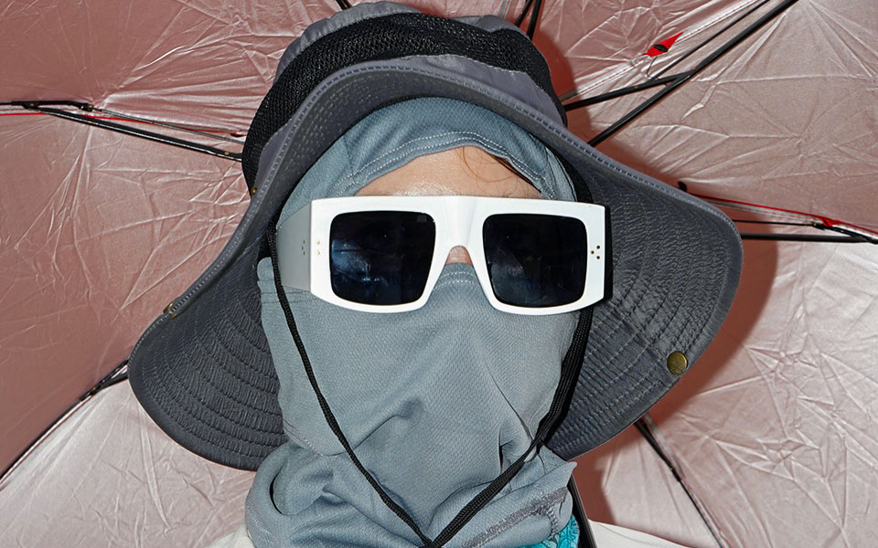 με-ομπρέλα-γυαλιά-και-καπέλο-στον-ήλιο-562450903