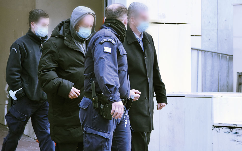 ξεπαγώνει-η-δίκη-της-folli-follie-562459516