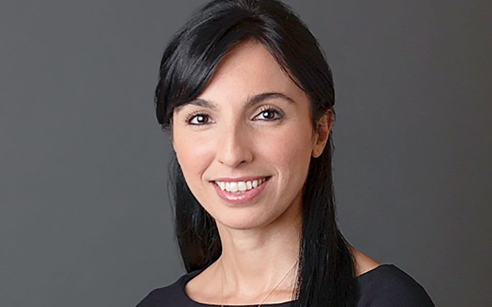 χαφιζέ-γκαγέ-ερκάν-σε-γυναικεία-χέρια-562464133