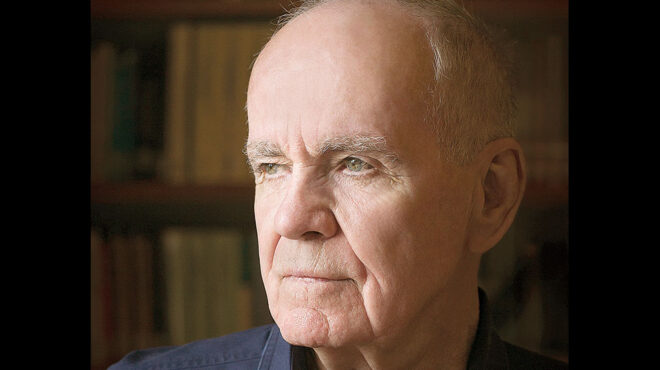 κόρμακ-μακκάρθι-παράδεισος-από-λευκό-562472263