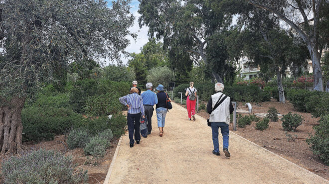 ηχοι-και-μυρωδιές-στον-δρόμο-των-αναμν-562477114