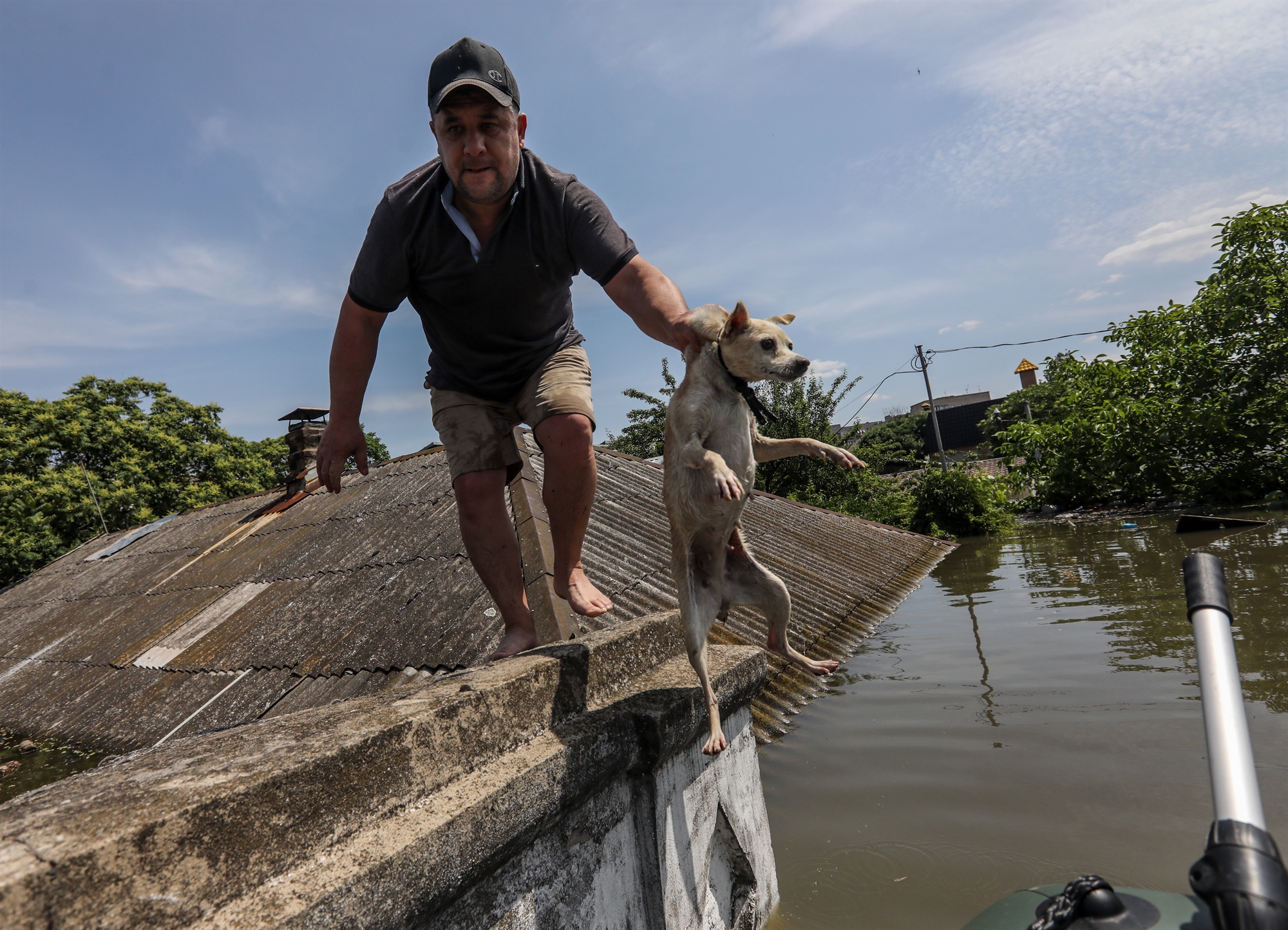 Ανυπολόγιστη καταστροφή στη Χερσώνα – Πέρασαν τη νύχτα στις στέγες-1