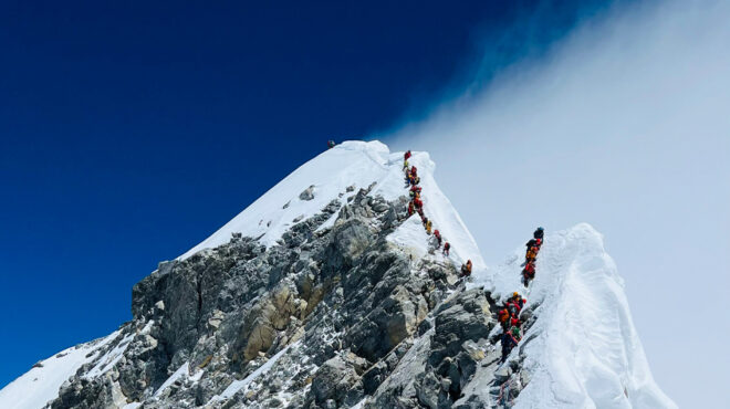 ποιος-ανέβηκε-πρώτος-στο-εβερεστ-μια-π-562480318