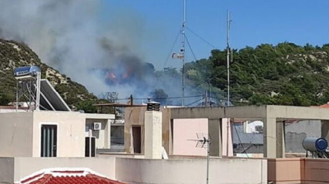 φωτιά-στη-ρόδο-κοντά-σε-σπίτια-562472554