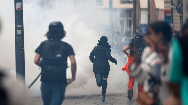 σε-κλοιό-διαδηλώσεων-η-γαλλία-ο-νέος-562498912