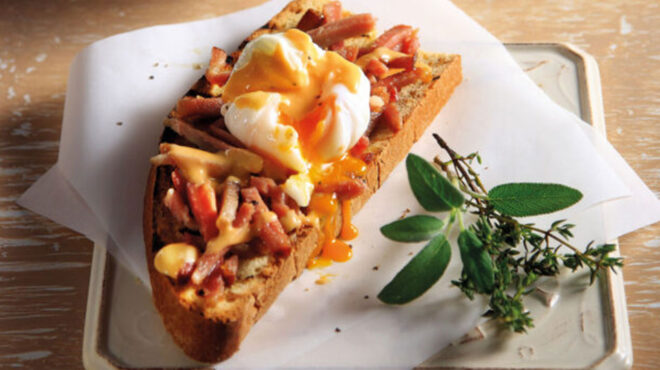 αυγά-ποσέ-με-αλευρόσαλτσα-με-πελτέ-και-562478044