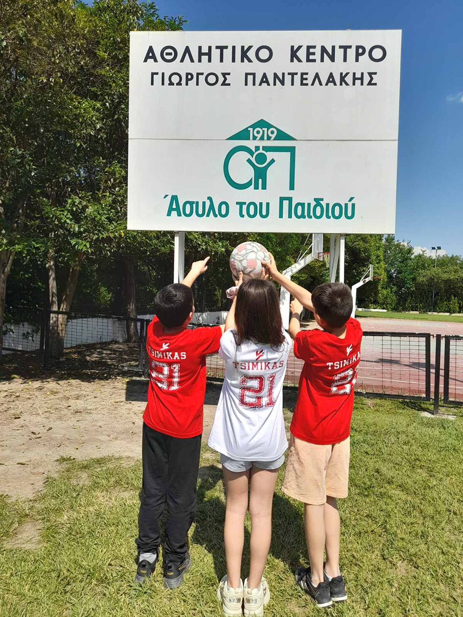 H Novibet υποστηρίζει το «Άσυλο του Παιδιού» με τη δωρεά ειδών ένδυσης από το brand του Κώστα Τσιμίκα-1