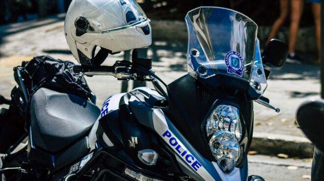 γλυφάδα-χειροπέδες-σε-τρεις-ανήλικου-562490383