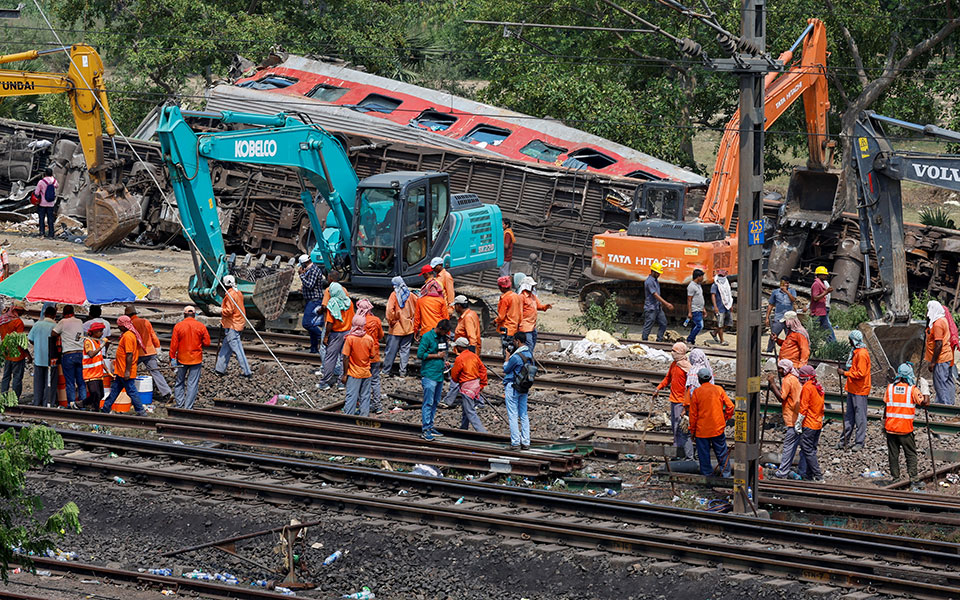Ινδία – Σιδηροδρομικό δυστύχημα: Περισσότερες από 100 σοροί μένουν να αναγνωριστούν-1