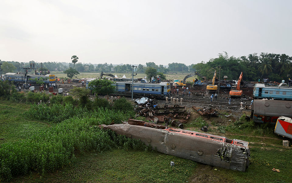 Ινδία – Σιδηροδρομικό δυστύχημα: Περισσότερες από 100 σοροί μένουν να αναγνωριστούν-2