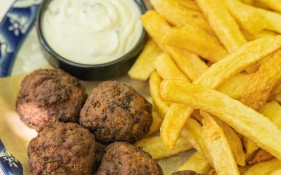 κεφτεδάκια-και-ντιπ-γιαουρτιού-με-δυό-562459456