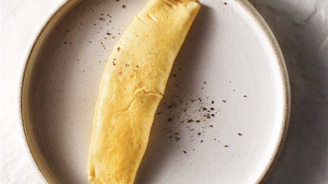 κλασική-γαλλική-ομελέτα-σε-ρολό-562466578