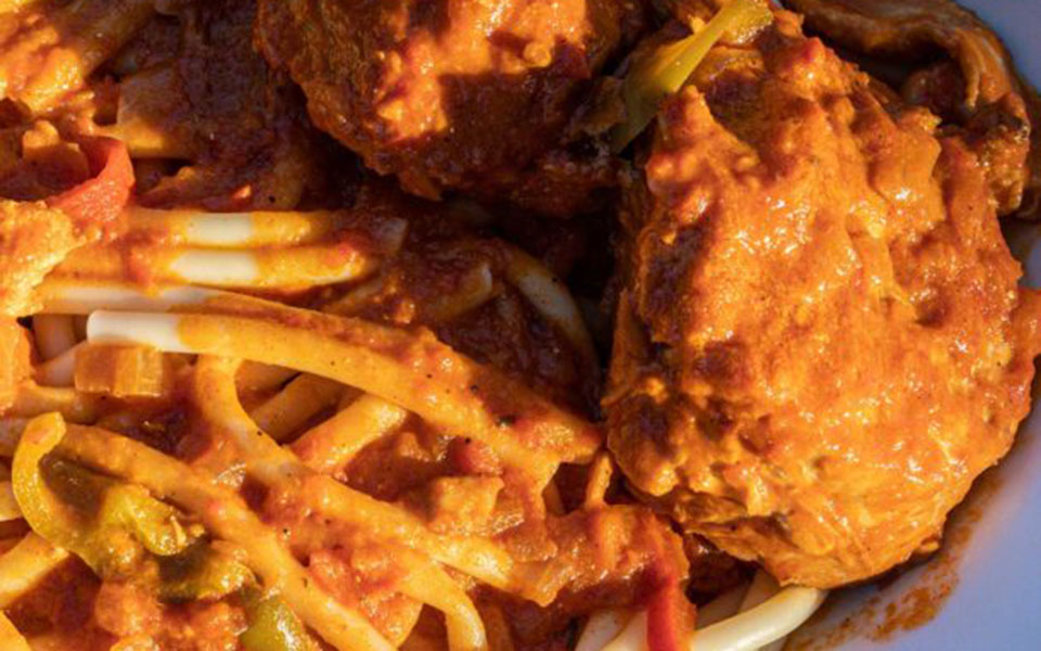 κόκορας-κοκκινιστός-με-χοντρό-μακαρό-562457641