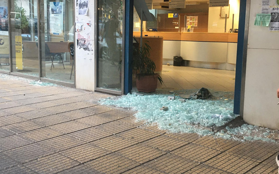 κουκάκι-επίθεση-κουκουλοφόρων-σε-ελτ-562461520