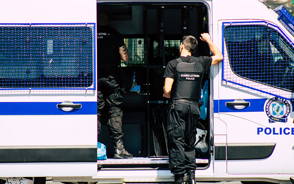 ηλιούπολη-απείλησαν-ανήλικο-και-τον-λ-562450729