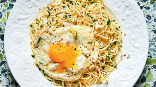 mακαρονάδα-με-νιώτικο-κεφαλοτύρι-αυγό-562481938