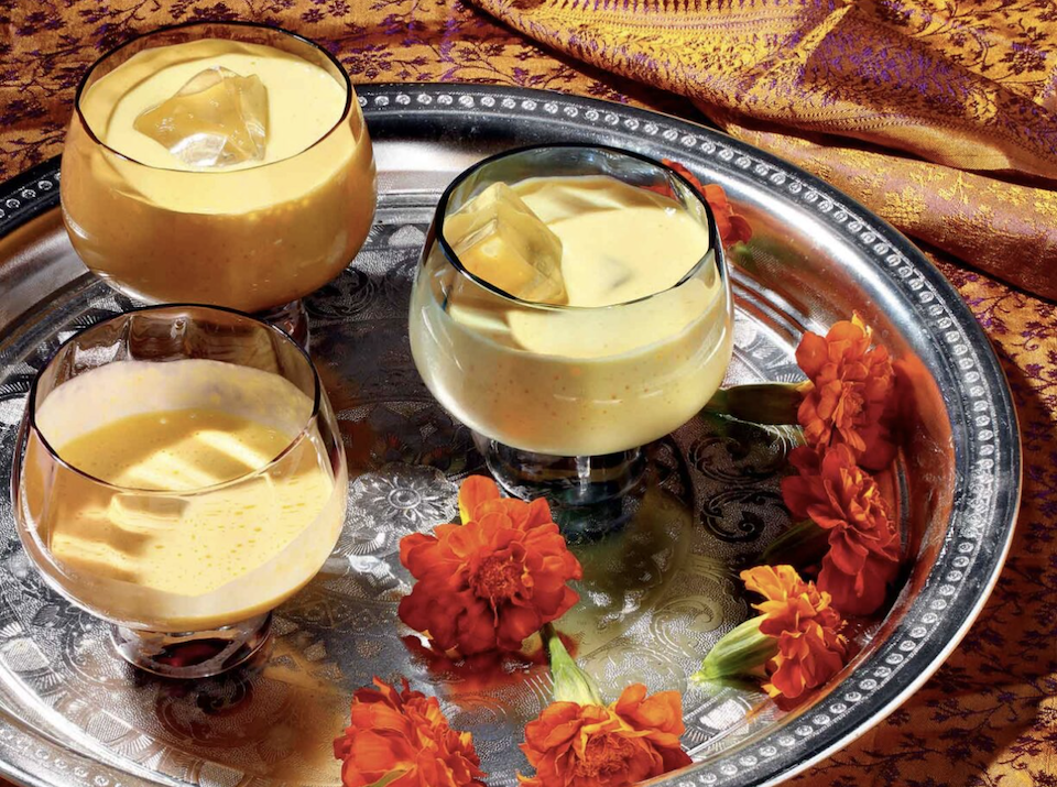 mango-lassi-δροσιστικό-ινδικό-ρόφημα-με-μάνγκο-562451398