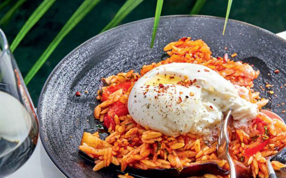 γιουβέτσι-με-μελιτζάνες-mozzarella-burrata-και-σάλτσ-562464859