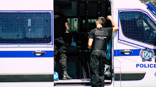 μύκονος-χειροπέδες-σε-καθηγητή-επαλ-γ-562485469