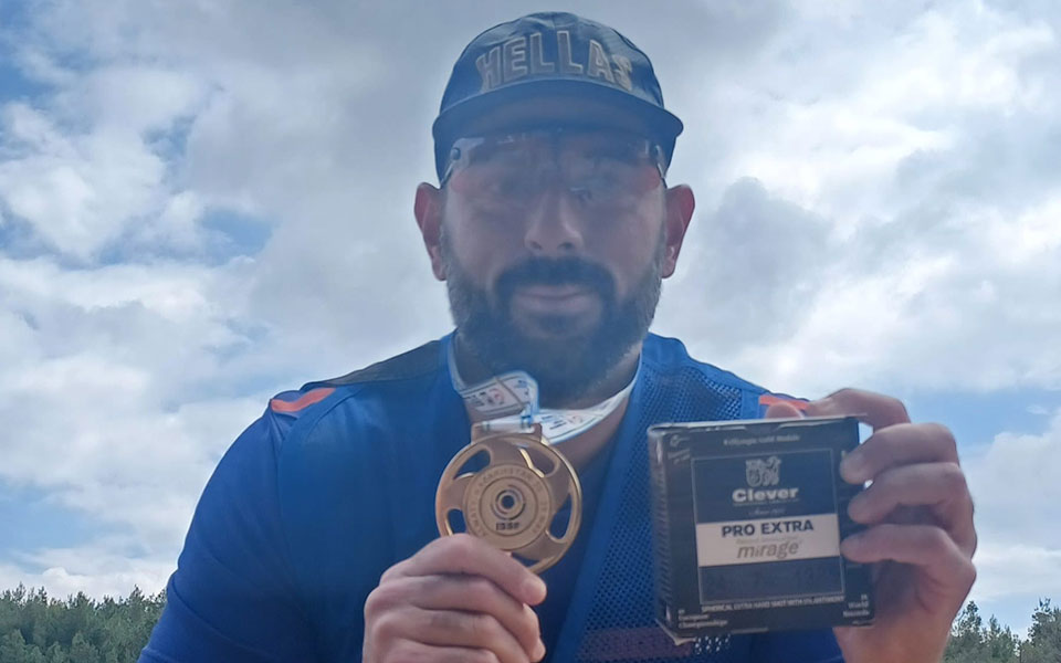 ενας-σκοπευτής-με-στόχο-ζωής-562453885