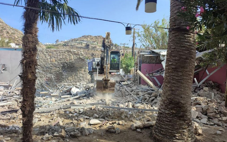 Μύκονος: Το Nammos «αυτοκατεδαφίζεται»-1