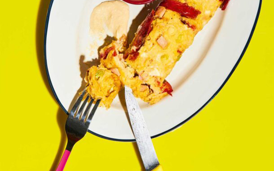 ομελέτα-ρολό-με-κασέρι-σύγλινο-πιπερι-562458442