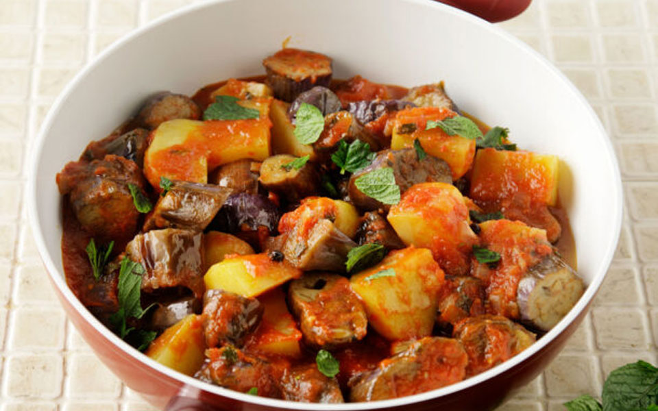 πατάτες-γιαχνί-με-μελιτζάνες-σκορδάτ-562456024