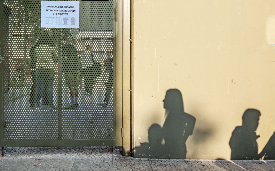 πανελλαδικές-αθόρυβη-υποχώρηση-της-π-562464460