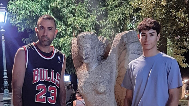 πατέρας-και-γιος-συμφοιτητές-στην-ίδι-562498948