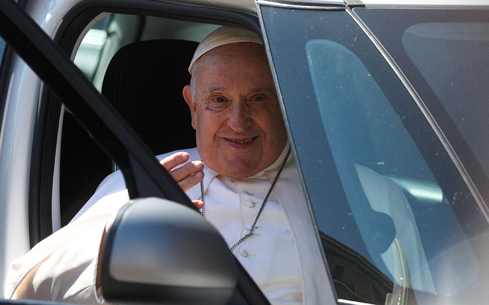 Πάπας Φραγκίσκος: «Είμαι ακόμη ζωντανός», δήλωσε βγαίνοντας από το νοσοκομείο-1