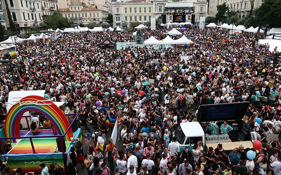 Athens Pride: Στιγμιότυπα από τη μεγάλη παρέλαση κατά των διακρίσεων-1