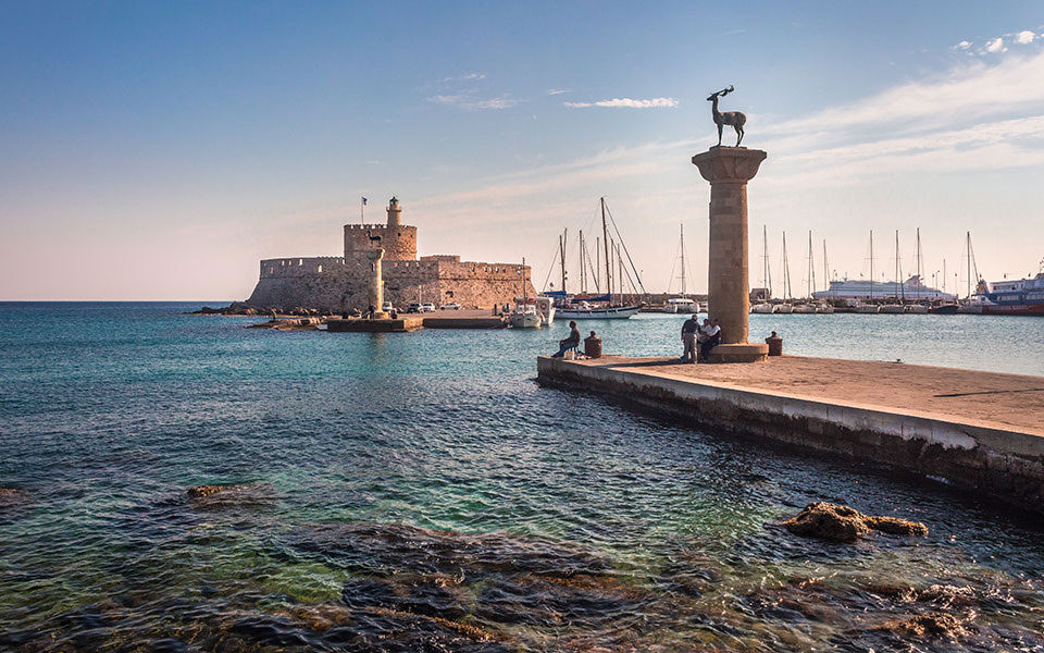ρόδος-γνωστό-beach-bar-έστησε-εξέδρα-και-πέργ-562450741