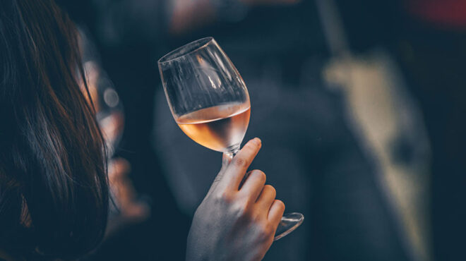 eίναι-το-ροζέ-κρασί-η-σαμπάνια-των-millennials-562466128