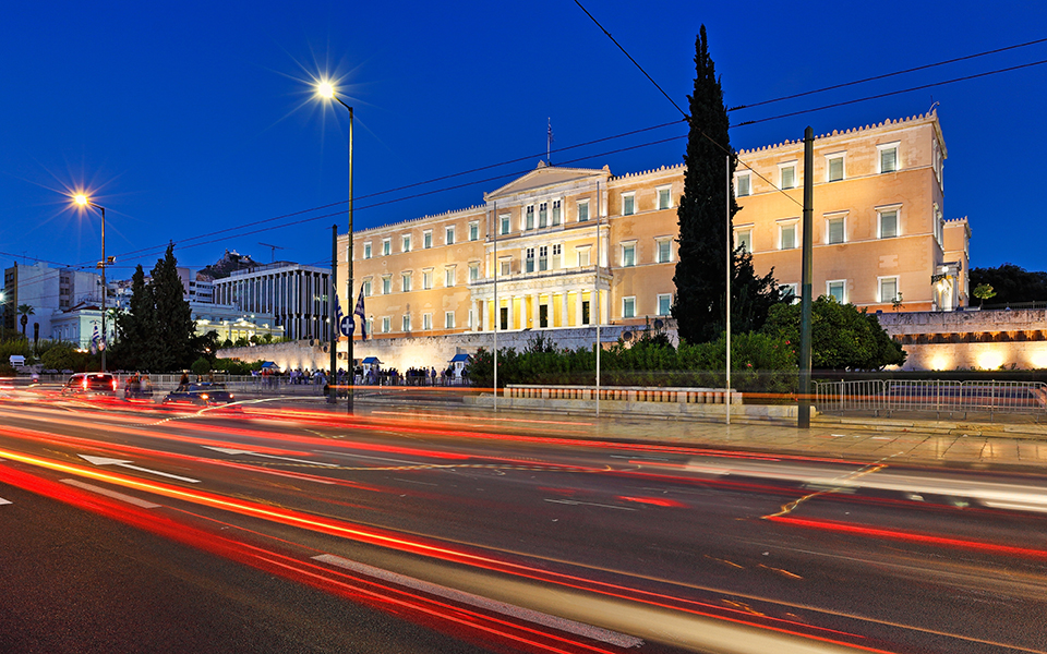 800-000-πολίτες-πληρώνουν-τα-2-3-των-φόρων-562456216