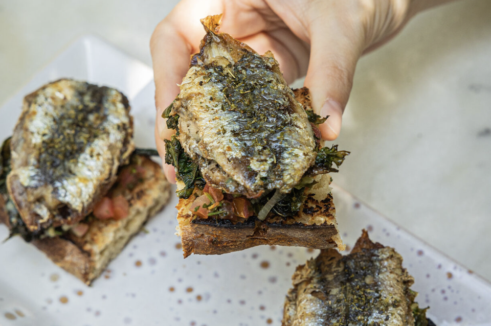 σκορδόψωμο-με-χόρτα-εποχής-και-ψητή-σα-562460206